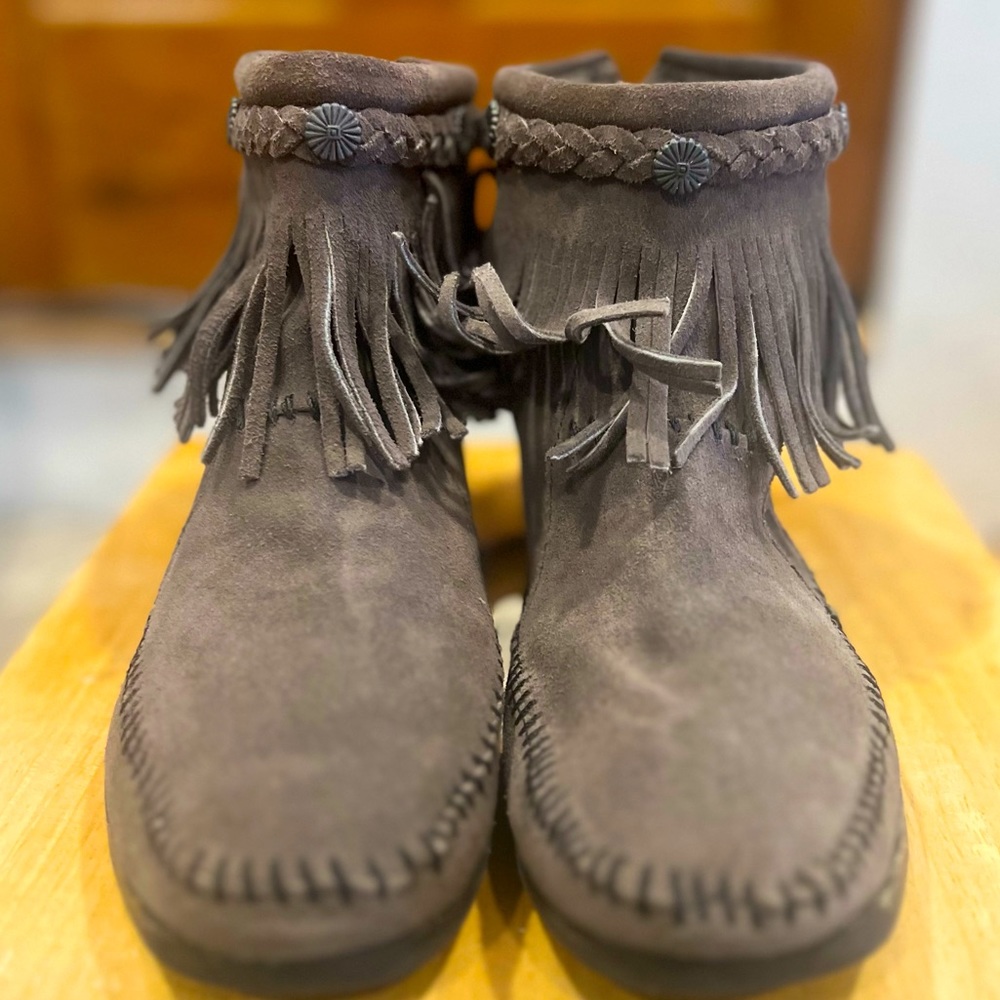 Minnetonka Moccasin style boots sz 7.5